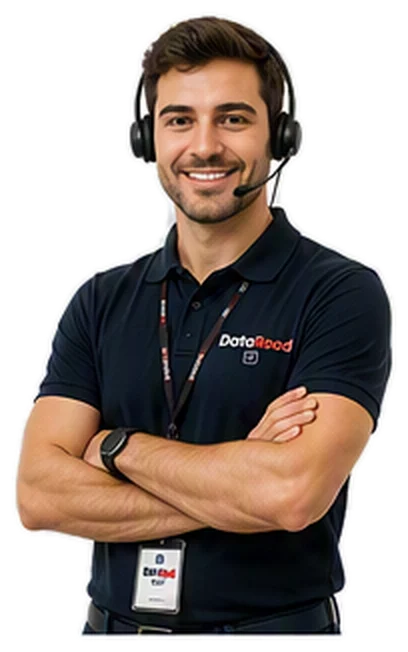 Agente de atención al cliente con auriculares y micrófono, con los brazos cruzados, sonriendo y vestido con un polo azul marino de DataRoad y una placa identificativa.
