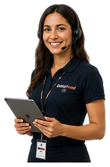 Un agente de atención al cliente con unos auriculares y una tableta en la mano, listo para atender.